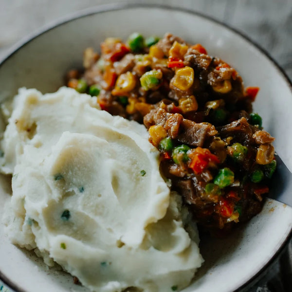 Cordero Asado con Verduras y Puré
